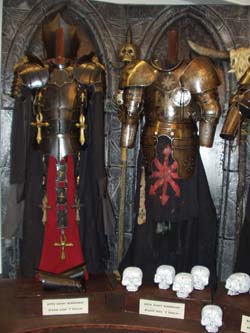 Ritterrüstungen mit schwarzem Gewand und Totenschädel